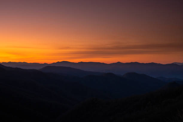 mountain ridges emerge at sunrise - great smoky mountains flash stock-fotos und bilder