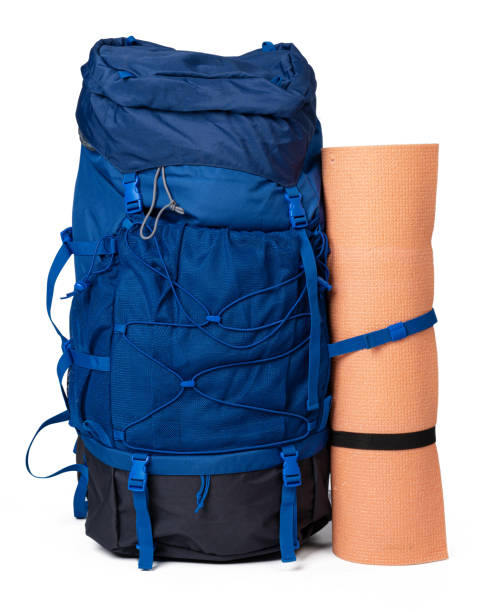 青いハイキングバックパック、白で隔離されたフィットネスマット - travel vacations studio shot vertical ストックフォトと画像