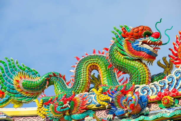 statue colorée de dragon de mosaïque sur le toit d’un temple chinois - great dagon pagoda photos et images de collection