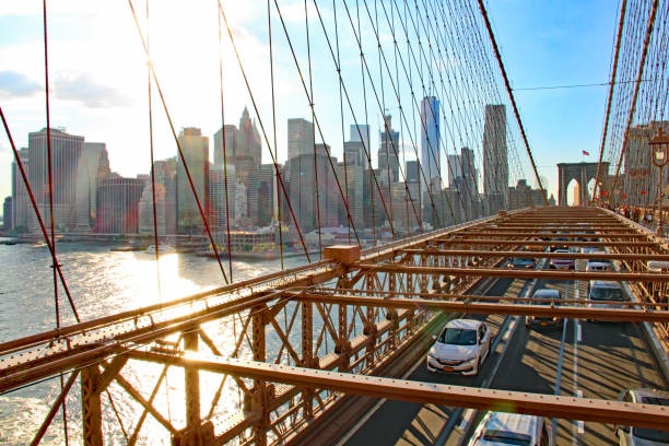 złota godzina na brooklyn bridge - brooklyn bridge taxi new york city brooklyn zdjęcia i obrazy z banku zdjęć