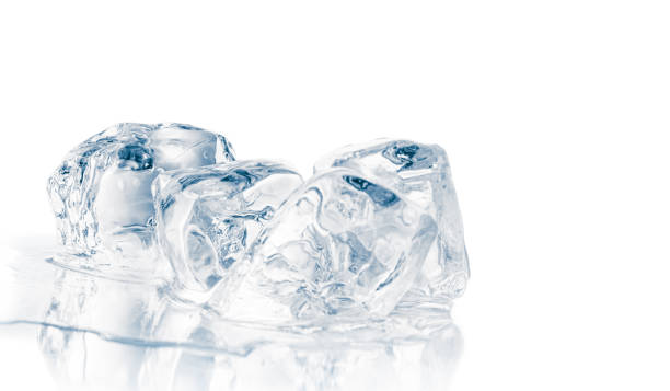 cubetti di ghiaccio che si sciolgono cristallini naturali su sfondo bianco. - frost ice crystal winter macro foto e immagini stock