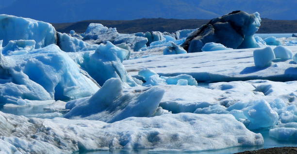 blocos de gelo no lago de neve ártico. icebergs azuis surreais. - ice floe - fotografias e filmes do acervo