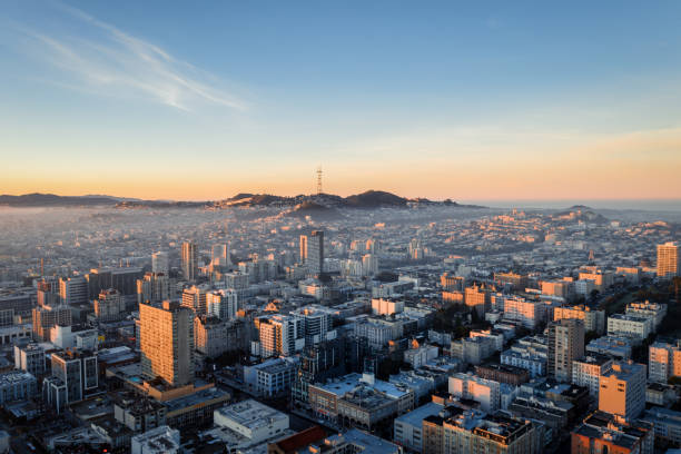 샌프란시스코 스카이라인을 통해 안개의 공중 보기 - residential district san francisco county house city 뉴스 사진 이미지