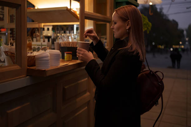 mulher pede café em um café de rua - coffee sack bag espresso - fotografias e filmes do acervo