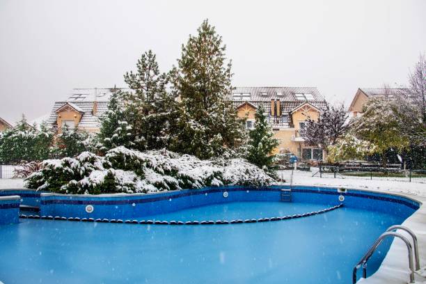 cour couverte de neige dans un beau neigborhood dans le paysage de bucarest.christmas - vibrant color forest ice snow photos et images de collection