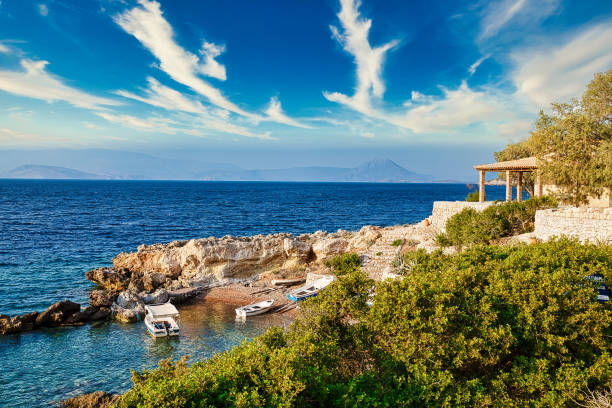 piccolo caffè sulla spiaggia con vista sul mare, grecia, loutraki - seaview foto e immagini stock