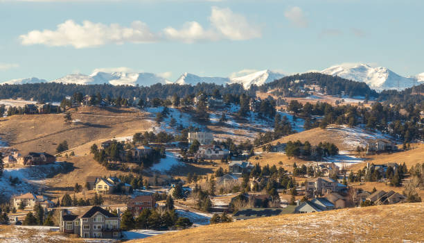 ゴールデン、コロラド州 - 遠くにフロントレンジの山々の景色を望むデンバーメトロエリア住宅冬のパノラマ - denver colorado colorado winter snow ストックフォトと画像