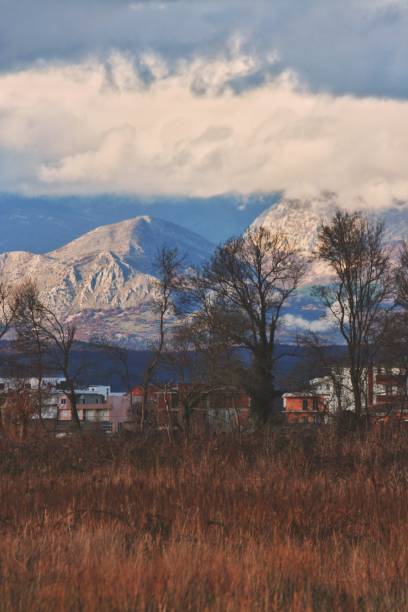 bergdorf - eastern europe mountain range mountain village stock-fotos und bilder