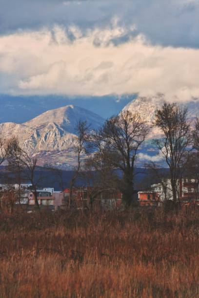 마운틴 빌리지 - eastern europe mountain range mountain village 뉴스 사진 이미지
