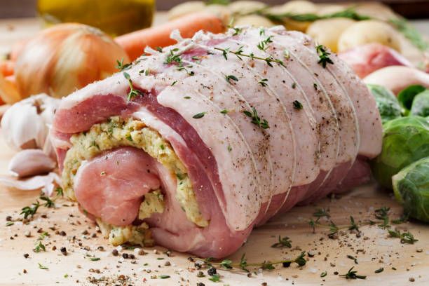 сырая фаршированная свинина жареная с жареными овощами - pork roast pork roasted meat стоковые фото и изображения