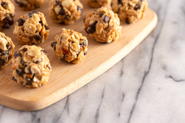 peanut butter and oatmeal energy balls with mini chocolate chips sweetened with honey - oatmeal rolled oats oat raw imagens e fotografias de stock