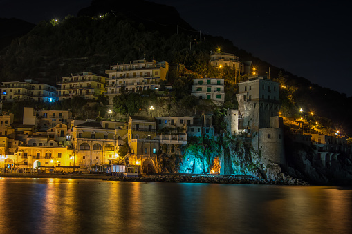 The Amalfi coast near Naples in southern Italy, connects Sorrento with Salerno with a winding road of about 50 km, is dotted with beautiful fishing villages on the coast bordered by cliffs, as in the mountains with privileged views, in front are the tourist islands like Capri.