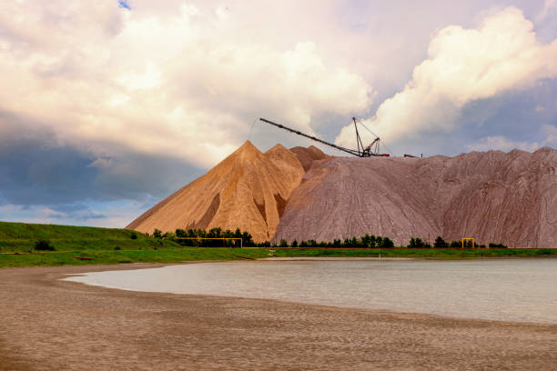 bielorussia, soligorsk. montagne artificiali da rocce vuote quando si estrae potassio. trasporto di una roccia vuota. - drag line foto e immagini stock