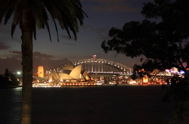 сиднейский оперный театр и мост харбор-бридж ночью - sydney opera house sydney harbor opera house bright стоковые фото и изображения