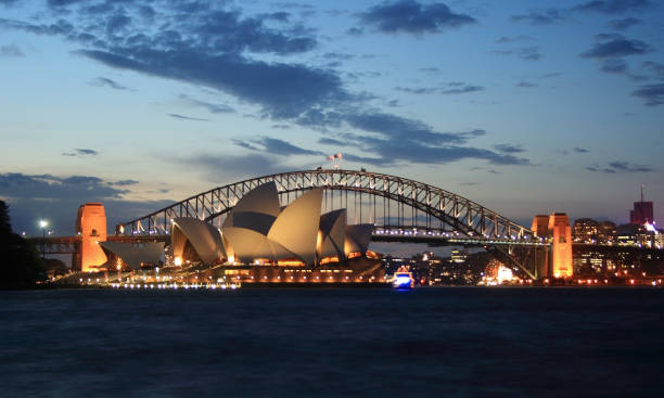 sydney opera house at dusk - circular quay concert hall sydney opera house sydney australia stock-fotos und bilder