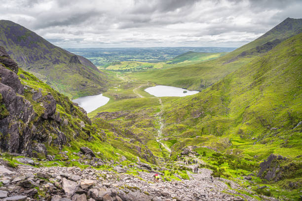 grupo de caminhantes escalando devils ladder para chegar à montanha carrauntoohil - devils lake - fotografias e filmes do acervo