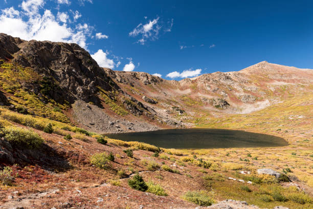 umgeben von hohen gipfeln ist der alpine linkins lake ein ziel für wanderer. - linkins lake trail stock-fotos und bilder