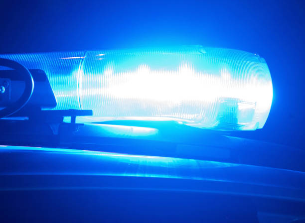 полицейская машина с синим светом ночью - ministry of the interior стоковые фото и изображения