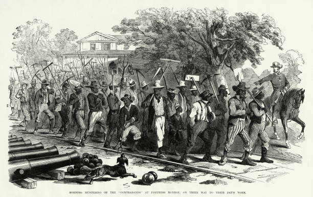 ilustrações, clipart, desenhos animados e ícones de antiguidade: matutino reunindo os "contrabandos" em fortress monroe, em seu caminho para o seu dia de trabalho gravura guerra civil - civil war general engraving men