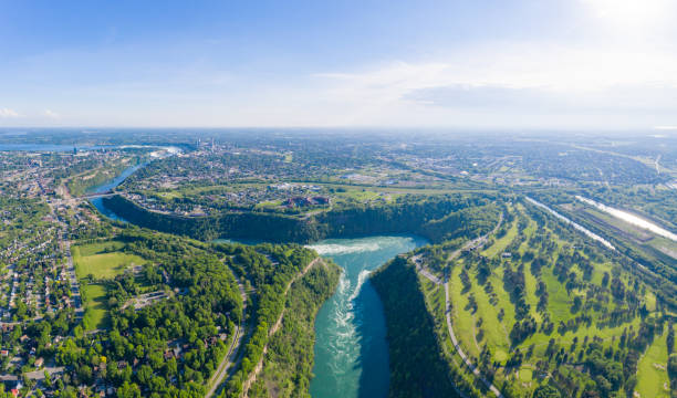 antenna della vista della città delle cascate del niagara, ontario, canada - bridal veil falls niagara foto e immagini stock