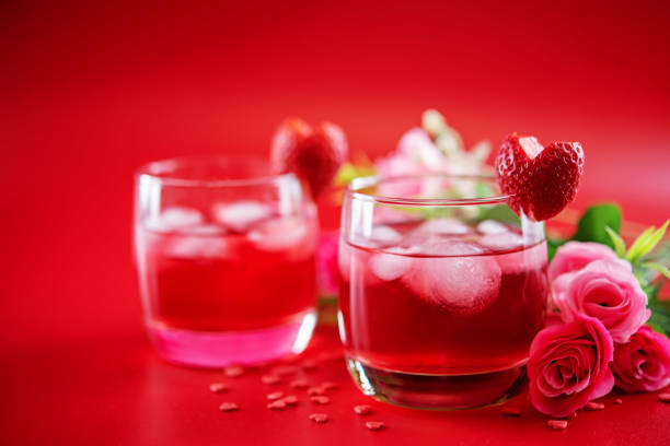 roter valentinstag-cocktail im glas - champagne pink strawberry champaigne stock-fotos und bilder