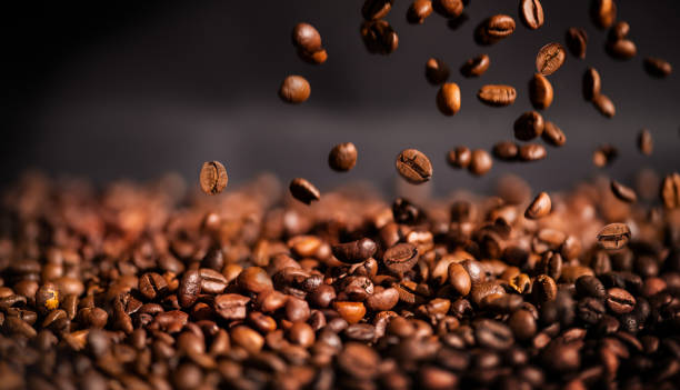 обжаренные кофейные зерна - roasted coffee стоковые фото и изображения