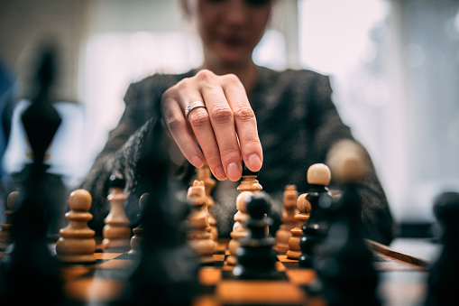 Mujer jugando ajedrez photo