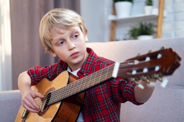 tocar la guitarra - six chord fotografías e imágenes de stock