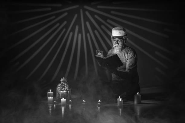 hombre musulmán asiático mayor con barba gris sosteniendo perla de rosario musulmán y libro sagrado al kuran con significado de caligrafía árabe escrito de al quran leer al libro quran en blanco y negro - medinah temple fotografías e imágenes de stock