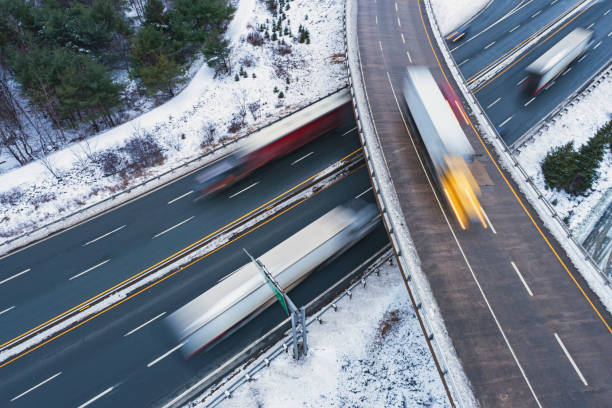 trucking in winter - truck driver highway truck working imagens e fotografias de stock