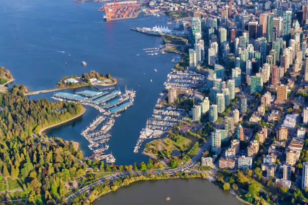 вид с воздуха на угольную гавань и современный центр города - vancouver harbor vancouver harbor marina стоковые фото и изображения