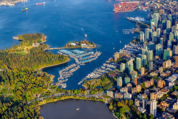 vista aérea do porto de carvão e uma moderna cidade do centro - vancouver harbor vancouver harbor marina - fotografias e filmes do acervo