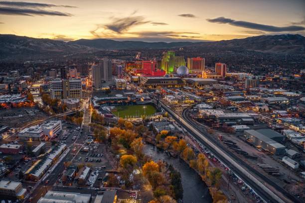 reno est l’autre oasis de jeu moins connue dans le nevada - nevada photos et images de collection