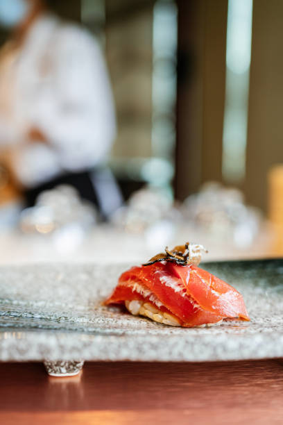 refeição japonesa omakase: aging raw akami tuna sushi adiciona com trufa fatiada servida à mão em um prato de pedra. refeição tradicional e luxuosa japonesa. - thai cuisine asian cuisine vertical close up - fotografias e filmes do acervo