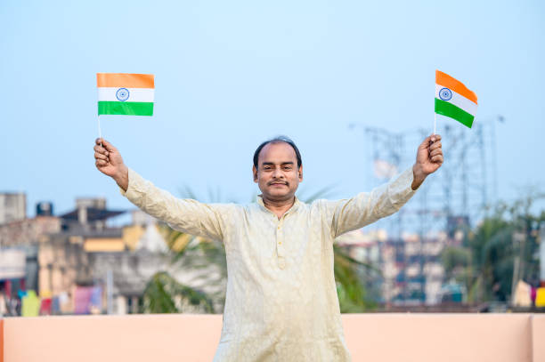 인도 남자는 공중에 인도 국기를 흔들고 독립 또는 공화국의 날을 축하합니다. - indian flag india flag independence 뉴스 사진 이미지