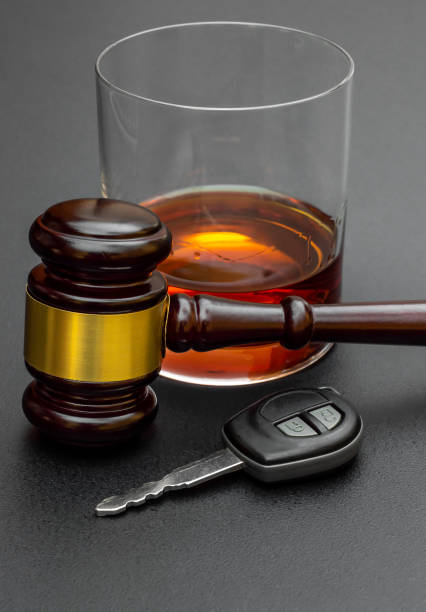 자동차 열쇠와 검은 색 위스키 한 잔판사의 망치. - drunk driving alcohol key law 뉴스 사진 이미지
