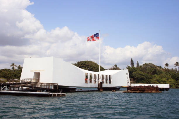 uss arizona, pearl harbor historische stätten in honolulu, hawaii, usa - mahnmal uss arizona stock-fotos und bilder