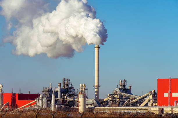 canos com enormes nuvens de fumaça na fábrica de perto contra o céu azul em um dia ensolarado. conceito de ecologia, poluição ambiental - old station natural gas russia - fotografias e filmes do acervo