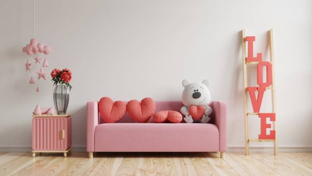 壁のバレンタインデーのモダンなインテリアは、バレンタインデーのためのソファと家庭の装飾を持っています。