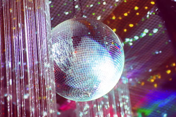 bola de discoteca con luces más frías 70s - discoteca fotografías e imágenes de stock