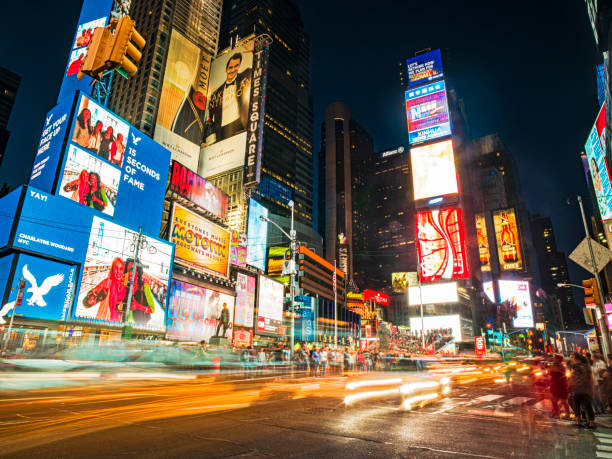 타임스 스퀘어는 교통 체증, 광고 및 광고판에 노란색 택시와 밤에 조명, 맨해튼, 뉴욕, 미국 - commercial sign illuminated urban scene outdoors 뉴스 사진 이미지