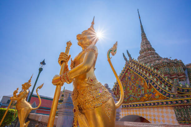 guardiano demoniaco a wat phra kaew grand palace bangkok, thailandia - wat thailand demon tourism foto e immagini stock