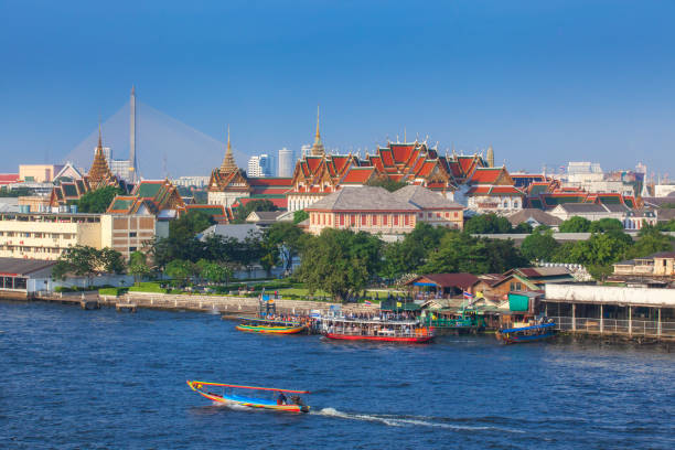 большой дворец в бангкоке, таиланд, как видно из реки чао прайя - ship river east river sky стоковые фото и изображения