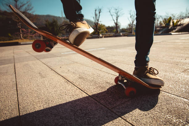 現代都市でアジアの女性スケートボーダースケートボード - skateboard ストックフォトと画像