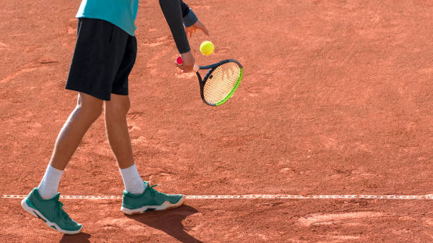 el tenista profesional en la cancha de tenis de arcilla roja se prepara para servir. atleta con raqueta de tenis y pelota. inicio del partido, juego, set. fondo panorámico deportivo o banner con espacio de copia. - torneo de tenis fotografías e imágenes de stock