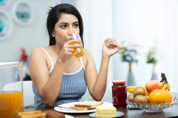 giovani donne che colazione - stock foto - non alcoholic beverage comfort food snack dining table foto e immagini stock