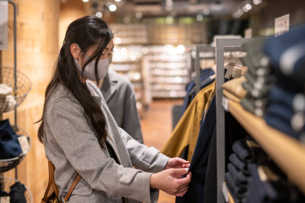 mulheres japonesas em compras de máscara facial protetora em loja de varejo - kamakura japan tourist people - fotografias e filmes do acervo