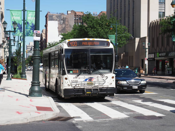 bild eines busses der new jersey transit corporation, der in philadelphia herumfährt. - front view bus photography day stock-fotos und bilder