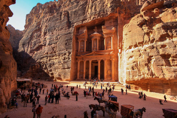 der nabatäer-tempel von petra in jordanien - east facade stock-fotos und bilder