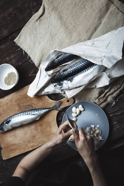 donna che prepara il pesce - prepared tuna foto e immagini stock